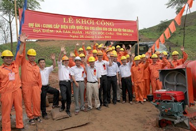 Khởi công dự án cấp điện lưới quốc gia cho đồng bào các dân tộc tỉnh Sơn La - ảnh 1